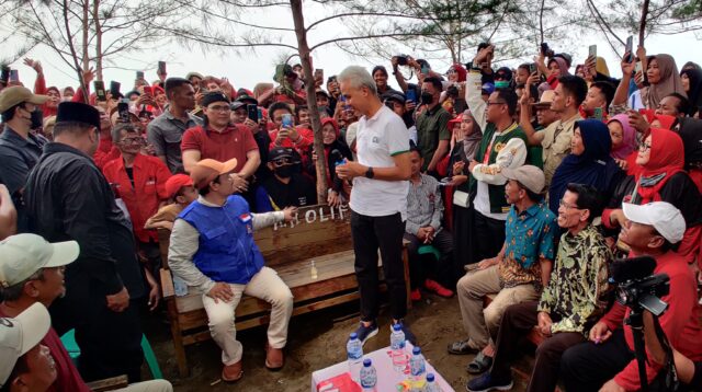 Ganjar Pranowo Bertemu Nelayan,Pamer Keberhasilan Tanggul Pantai Atasi Rob