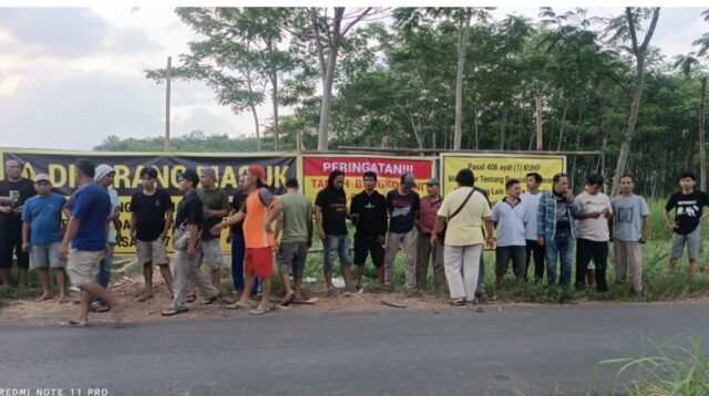 Jalan Akses Perumahan yang Menggunakan Bengkok Desa Wuled di Tutup Warga