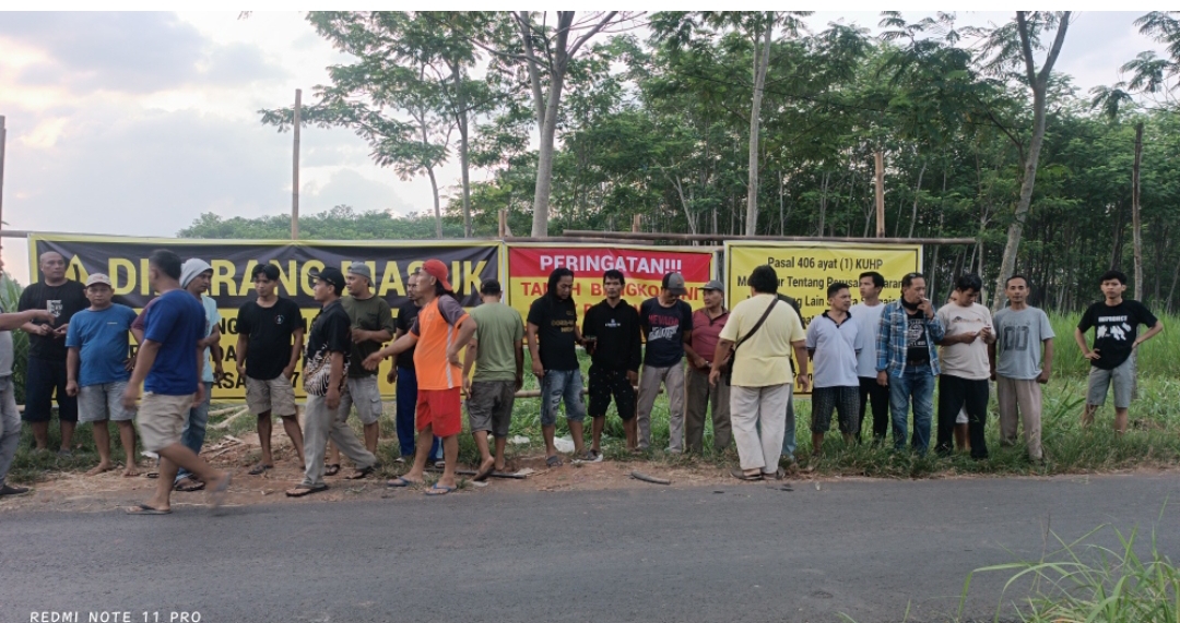 Jalan Akses Perumahan yang Menggunakan Bengkok Desa Wuled di Tutup Warga